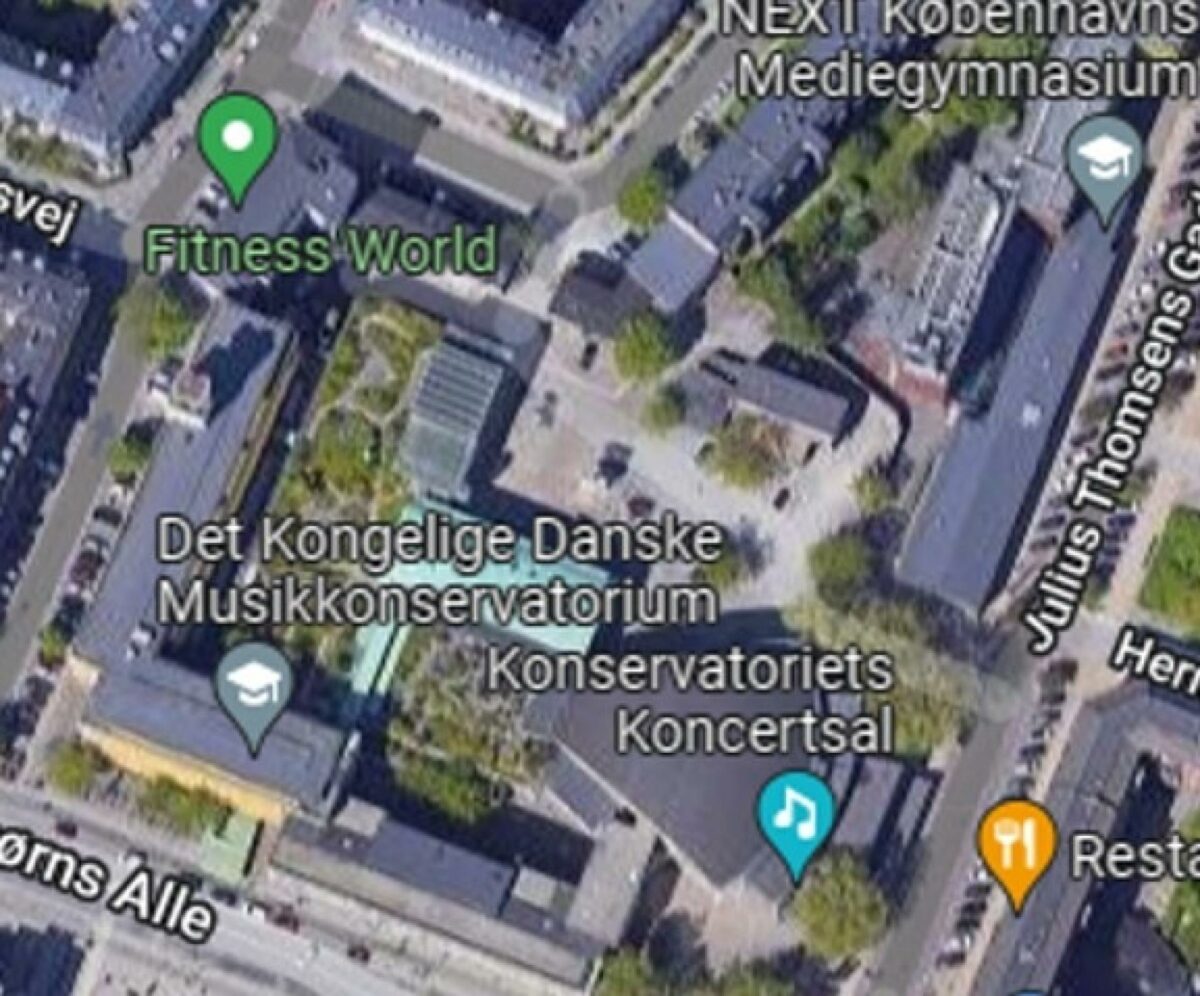 Den nye musikskole kommer til at ligge i den til dels ubebyggede lomme mellem Det Kongelige Danske Musikkonservatoriums koncertsal og Fitness World, hvor der i dag bl.a. er parkeringspladser.