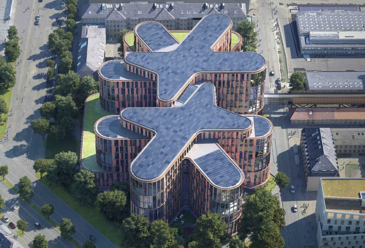 Mary Elizabeths Hospital, der er tegnet af 3XN Architects i samarbejde med Arkitema, Niras og Kristine Jensen Landskab & Arkitektur, forventer med den nye tidsplan at kunne modtage de første patienter i sommeren 2026.