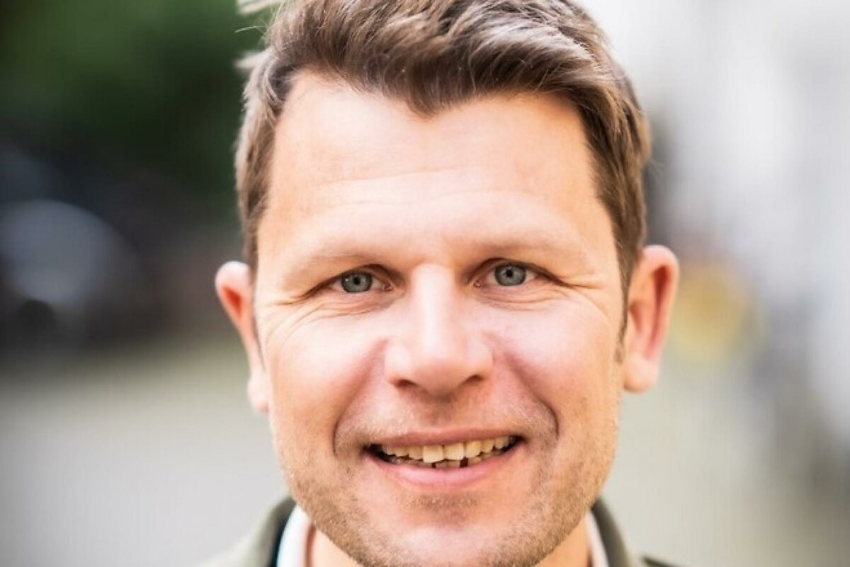 Mads er 45 år og har en kandidatgrad i arkitektur fra Aalborg Universitet. Han er desuden uddannet Bygningskonstruktør samt IPMA certificeret projektleder.