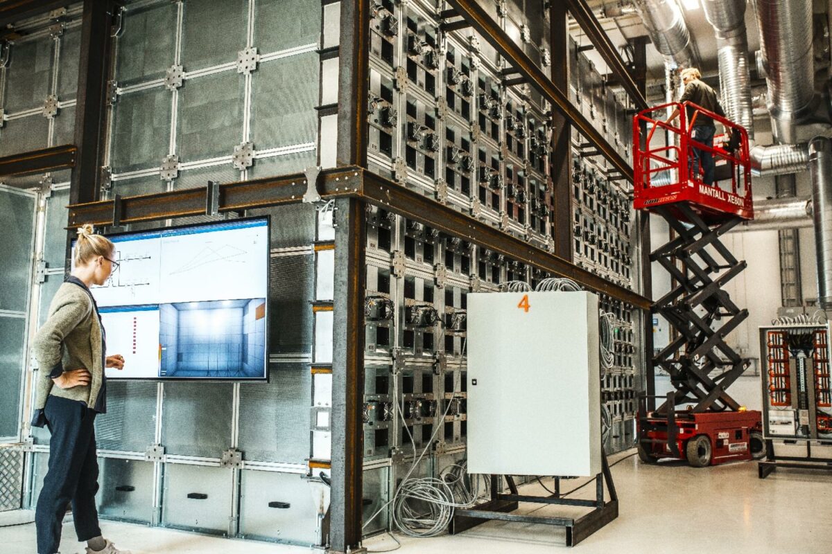 Laboratoriet er opbygget som en stålkonstruktion med aluminiumsrammer og - overflader, hvor der kan udskiftes og flyttes rundt på over 600 aluminiums-elementer på hver 600 x 600 mm i både gulv, vægge og lofter.