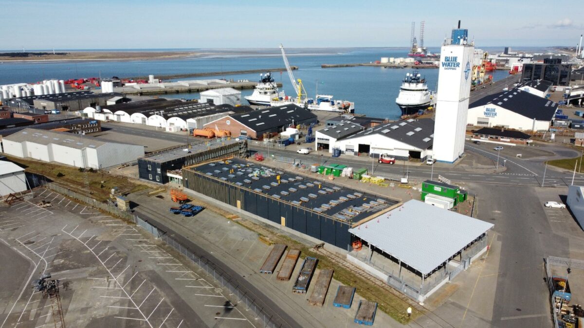 Kemp & Lauritzen flytter nu fra sine to hidtidige Esbjerg-lokationer på Bådebrogade og Hedelundvej til D. Lauritzens Vej, hvor der gennem det seneste år er foretaget en totalrenovering og energioptimering af ejendommen.