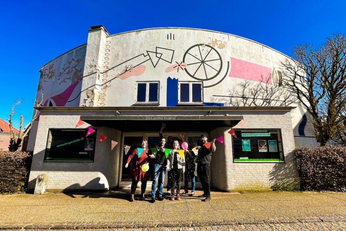 Ildsjæle i Kjellerup vil fremtidssikre det ikoniske biografhus, der i dag fungerer som lokalt kulturhus. Foto: Den gamle biograf i Kjellerup/Underværker.