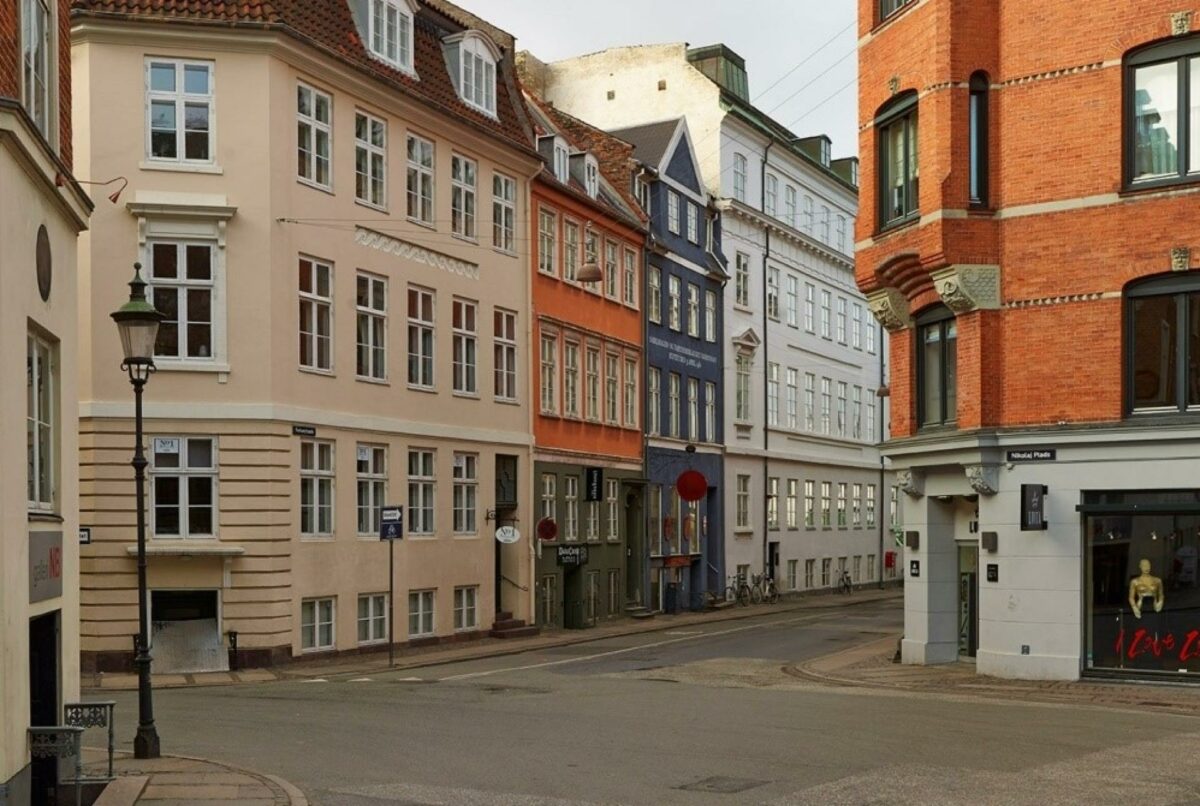 Efter Københavns brand blev hjørnerne "skåret" af på de genopbyggede huse, så brandudrykningerne nemmere kunne komme frem - et eksempel på, hvordan et nyt regelsæt forandrede det byggede miljø og byens udtryk. Foto: Nationalmuseet.
