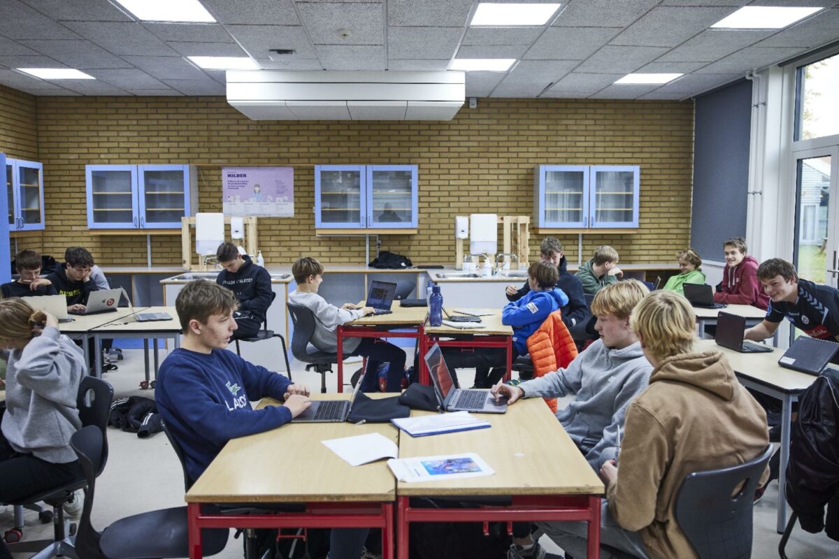 Mindre rumvolumen pr. elev resulterer i højere CO2-koncentration, lød en af konklusionerne fra Masseeksperimentet 2021. Her Sølystskolen i Silkeborg. Foto: Claus Bjørn Larsen.