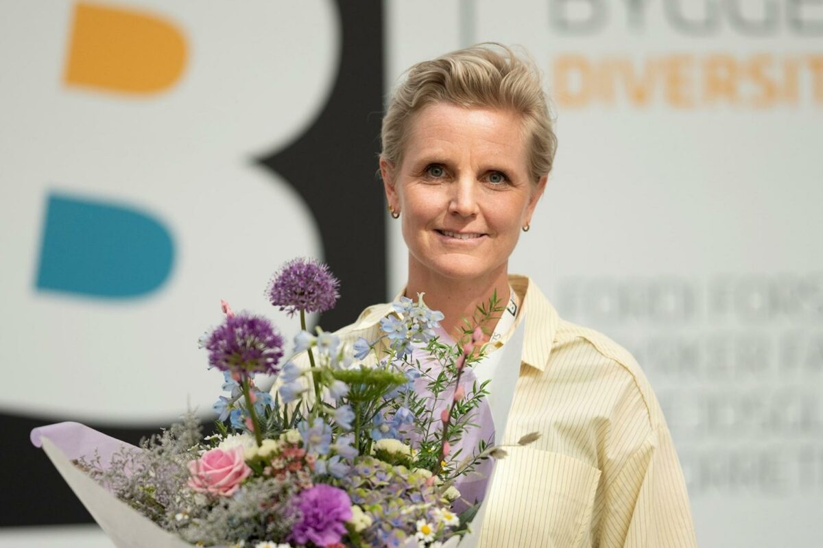 HR-manager Ulrika Kyster Hvelplund modtager prisen på Loxams vegne.