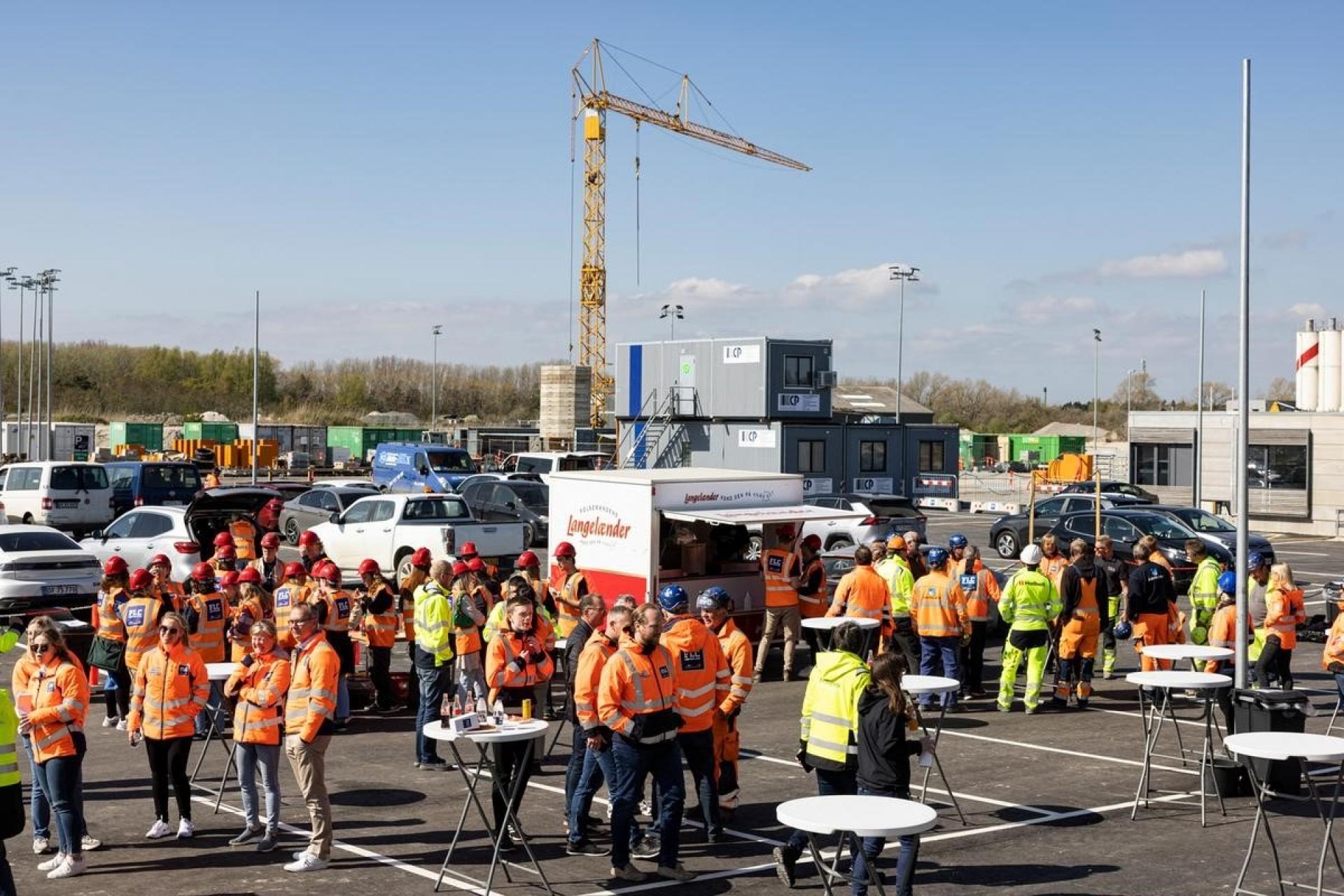 Opstarten på byggeriet af tunnelportalen blev markeret på byggepladsen med et arrangement for arbejderne. Foto: Femern A/S