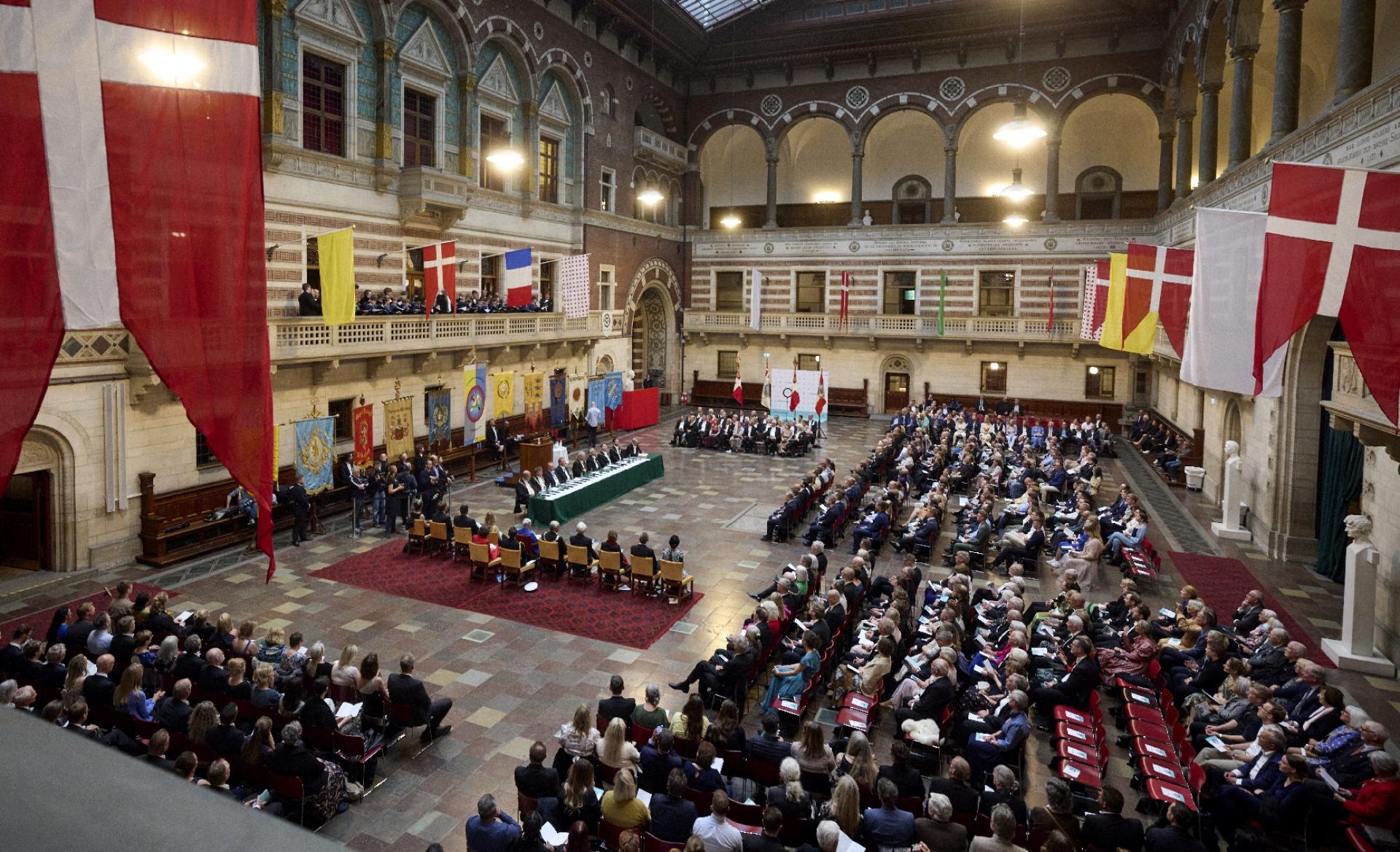 De 76 nye, særligt dygtige håndværkersvende trådte ved den festlige ceremoni på Københavns Rådhus ind i en lang række af medaljemodtagere. De var omgivet af familie, mestre, borgmestre og repræsentanter fra erhvervslivet og byggeriet.