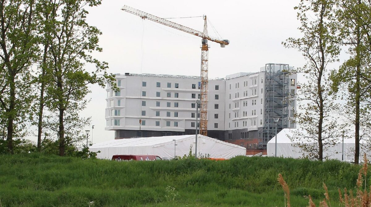 Den første behandlingsbygning tages i brug i efteråret 2022. Det er den deletape, der nu er blevet udskudt.