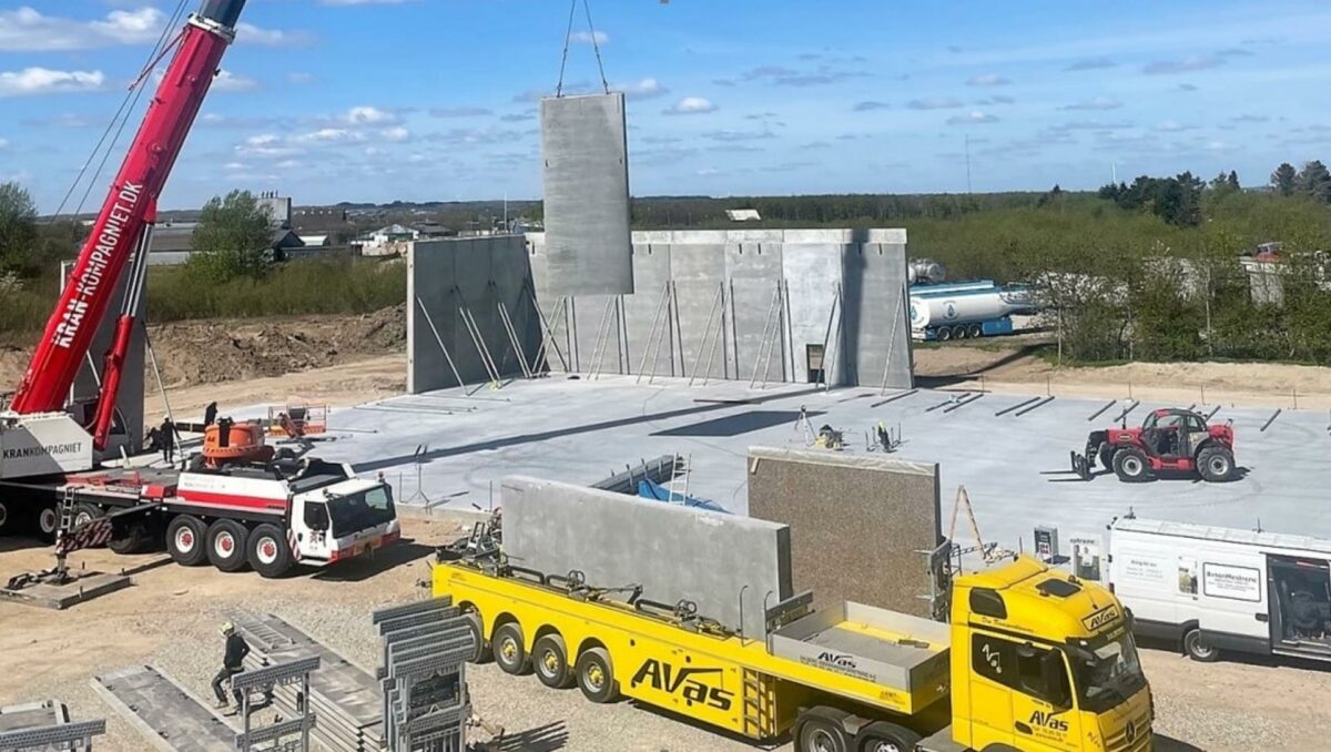 Der er godt gang i byggeriet af Ardex Skandinavias nye, 2.000 m2 fabriksbygning, der forventes at stå klar til brug i Hedensted til august.