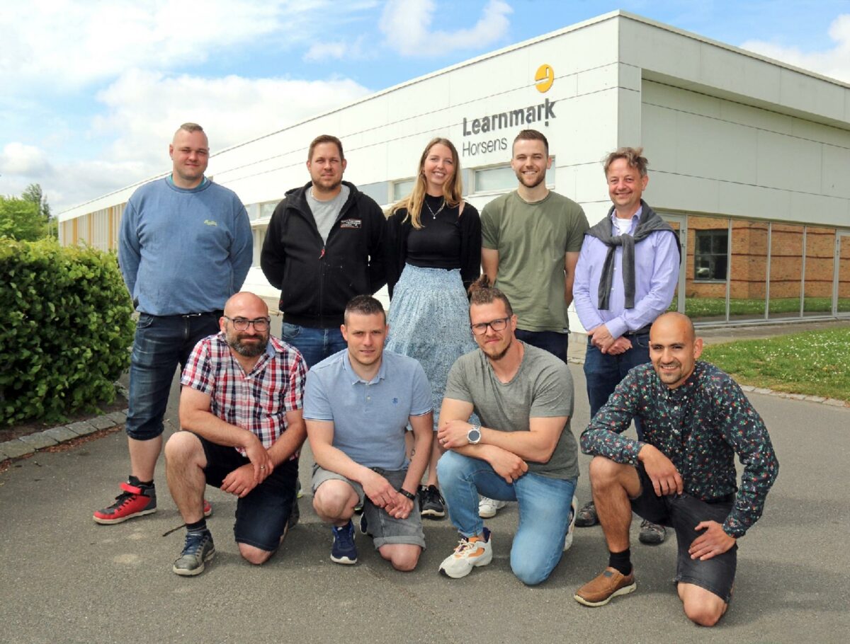 Danmarks første faguddannede fugemontører. Bagest fra venstre er det Kim Poulsen (Fugemontøren), Brian Petersen (Makne Fugeteknik), Trine Bille (Roskilde Fugeteknik A/S), Jannik Palle Sørensen (Jydsk Fugeteknik ApS) og faglærer Jens-Ulrik Rasmussen, Learnmark Horsens. Forrest fra venstre: Chris Skærsholm-Møller (Svendborg Fuger), Mike Nielsen (Fugebillen ApS), Mikkel Vitved Skovbjerg (Fugekompagniet) og Lars Støttrup Siggaard (Jydsk Fugeteknik ApS).