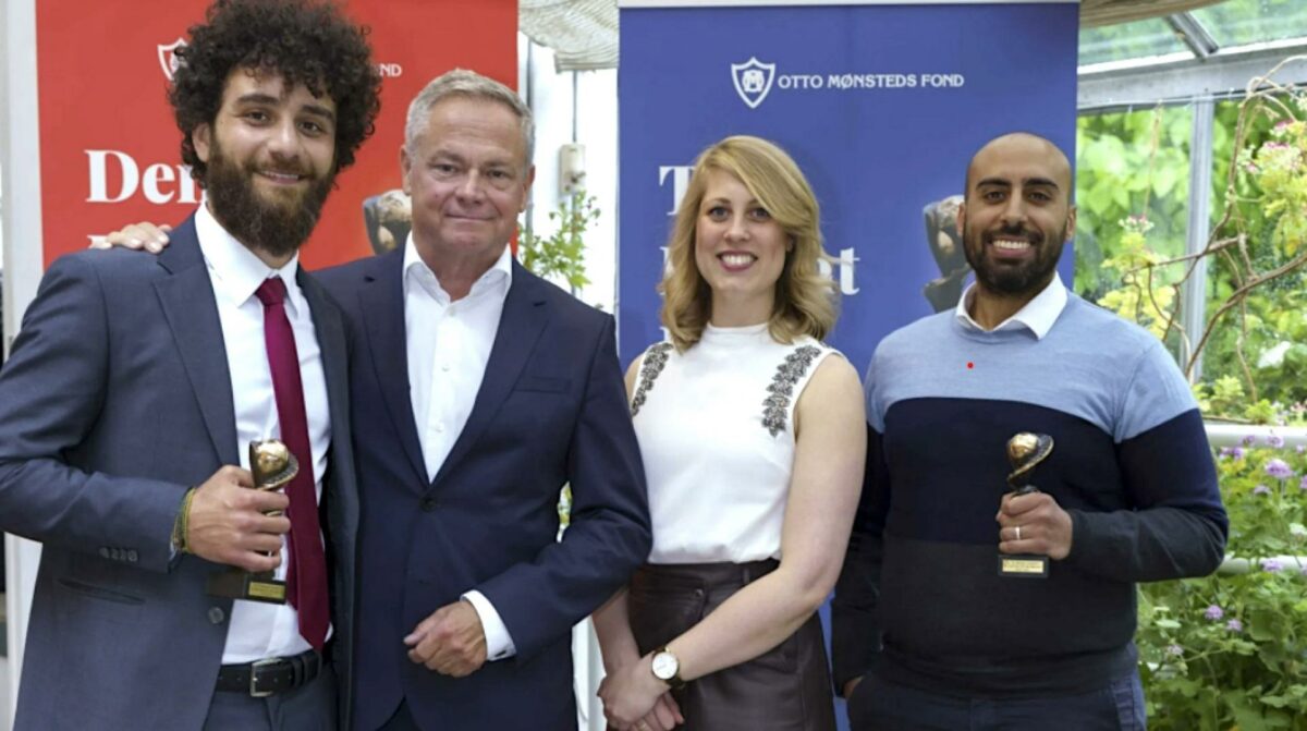 Prisvinder Luca Piccirilli sammen med bestyrelsesformand i Otto Mønsteds Fond, Nis Alstrup, vinder af runner-up pris Jannike Borg og prisvinder Ahmed Ammar. Foto: Otto Mønsteds Fond.