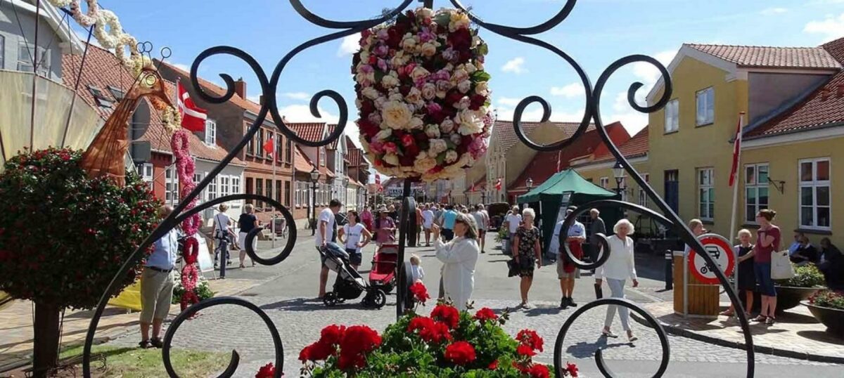 Rosenfestivalen i Bogense får folk på gaden. Der skal dog mere til end en Rosenfestival for at holde en bymidte i live. Det har Nordfyns Kommune anerkendt og arbejder nu på at skabe mere liv i fire af kommunens bysamfund. Foto: Ole Thrane