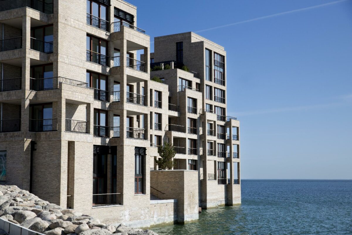 En helt unik placering af et boligbyggeri efter danske standarder - de kommende beboere i luksuslejlighederne i Tuborg Strandeng kommer til at bo helt ude i Øresund. Fotos: Johanthan Grevsen.