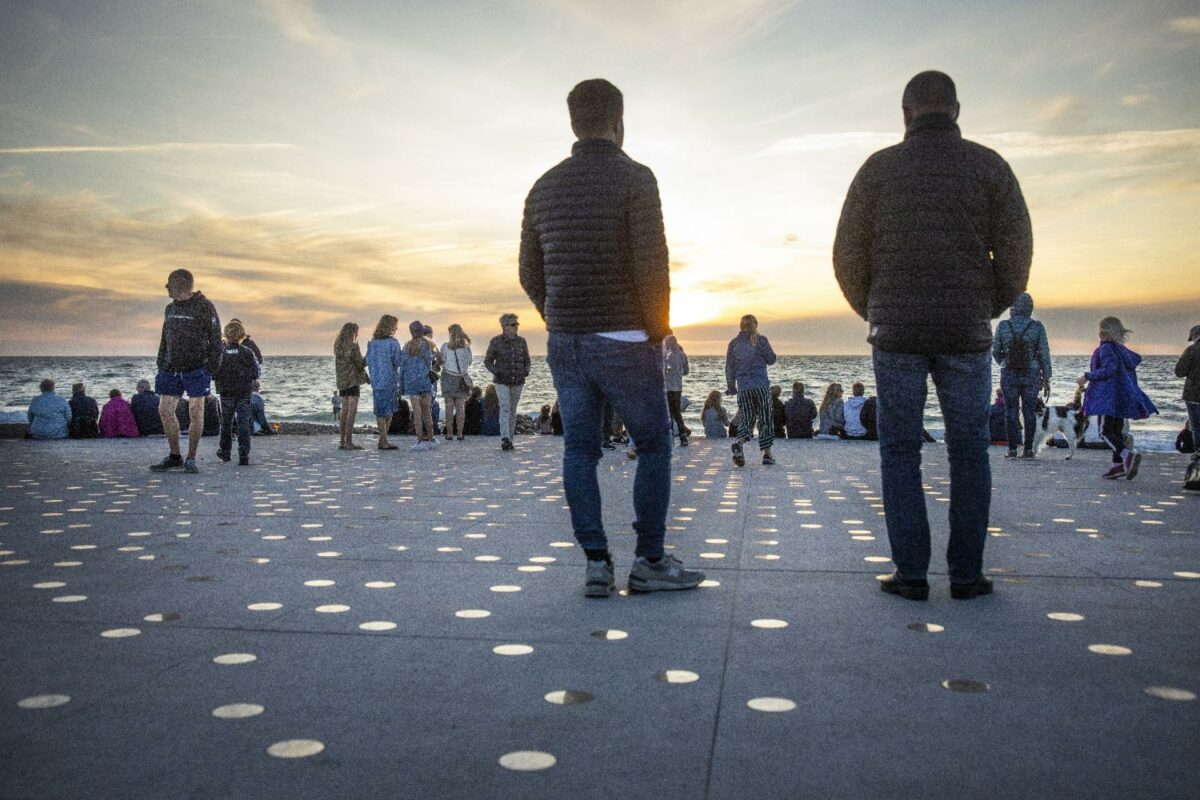 En kunstner og en arkitekt har i samarbejde med lokale aktører skabt Solnedgangspladsen i Skagen. Pladsen er blevet et samlingspunkt, der definerer og styrker det særlige ved stedet og fremhæver Skagens lys og det frie udsyn til hav og horisont. Foto: Claus Bjørn Larsen