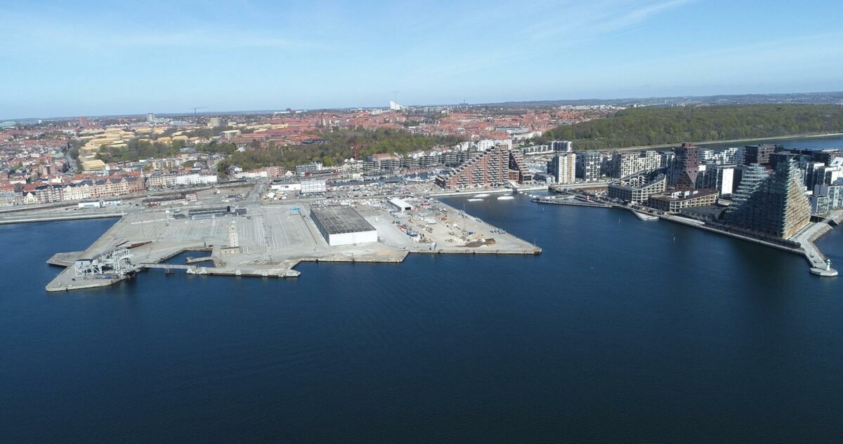 Den sidste del af Aarhus midtby udgøres af det gamle havneareal - og her skal bygges. Kommunen foretrækker, at det sker gennem et arealudviklingsselskab. Foto: Aarhus Kommune.