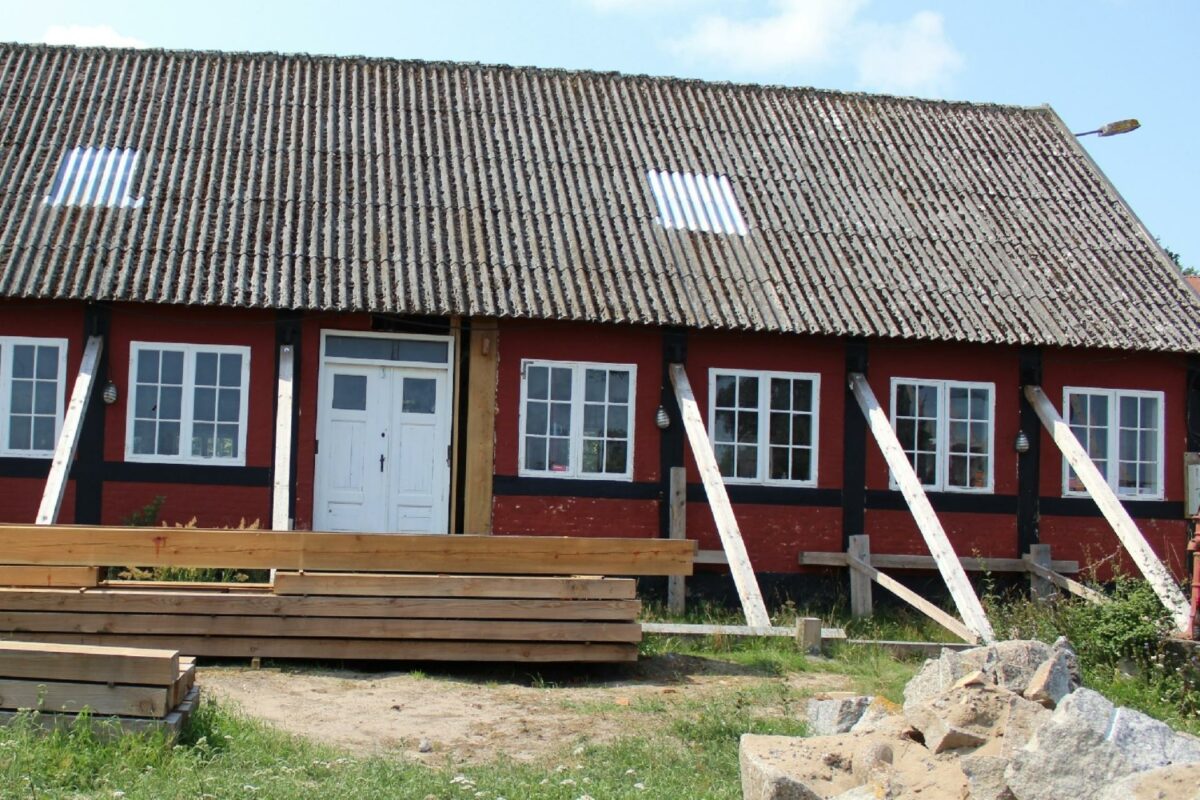 Undervisningsmaterialet tager afsæt i Lærlingenes Hus på Bornholm, som samler arkitektstuderende og håndværksstuderende om at istandsætte og gentænke et gammelt bindingsværkshus med brug af gamle håndværkstraditioner og nye byggeformer.