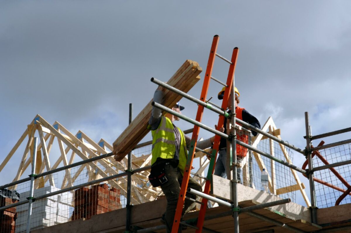 Klemt mellem høje materialepriser og fastpriskontrakter - i gennemsnit har en byggevirksomhed blot 24 øre til at betale for driften, og den lave avance gør dem sårbare. Foto: Getty Images.