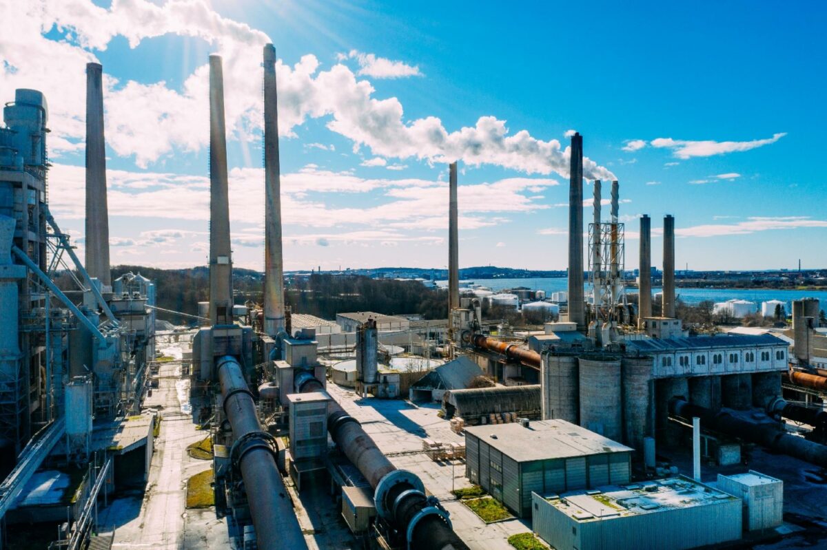 Fremover skal der ryge mindre CO2 ud af skorstenene på cementfabrikken.