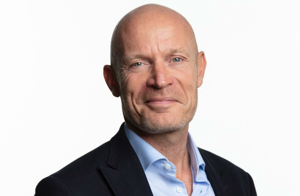 En af Claus Rosendahls opgaver som ny HR-direktør i idverde bliver at værne om trivslen, trygheden og det gode kammeratskab. Han skal bl.a. bringe sine erfaringer fra flyvevåbnet i spil.