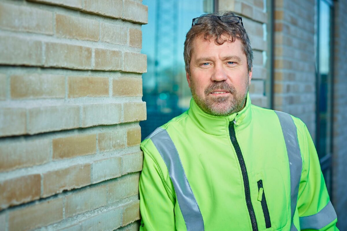 Tak for mange gode år, lyder det fra Henrik Petersen, som takker af som førstemand i HP Byg, men fortsætter som sparringspartner for ledelsen. Foto: HP Byg.