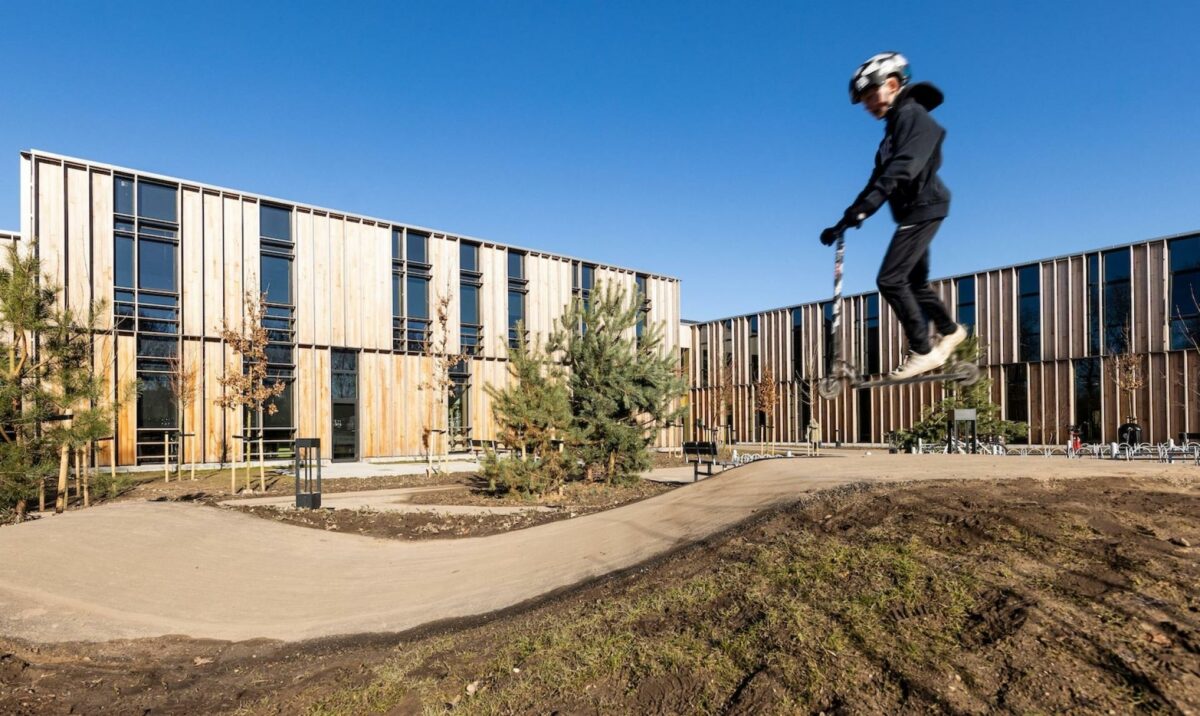 Årets vinder af konkurrencen Årets skolebyggeri, Vrå Børne- og Kulturhus, giver rig mulighed for bevægelse både i og udenfor skoletiden. Foto: Kontraframe