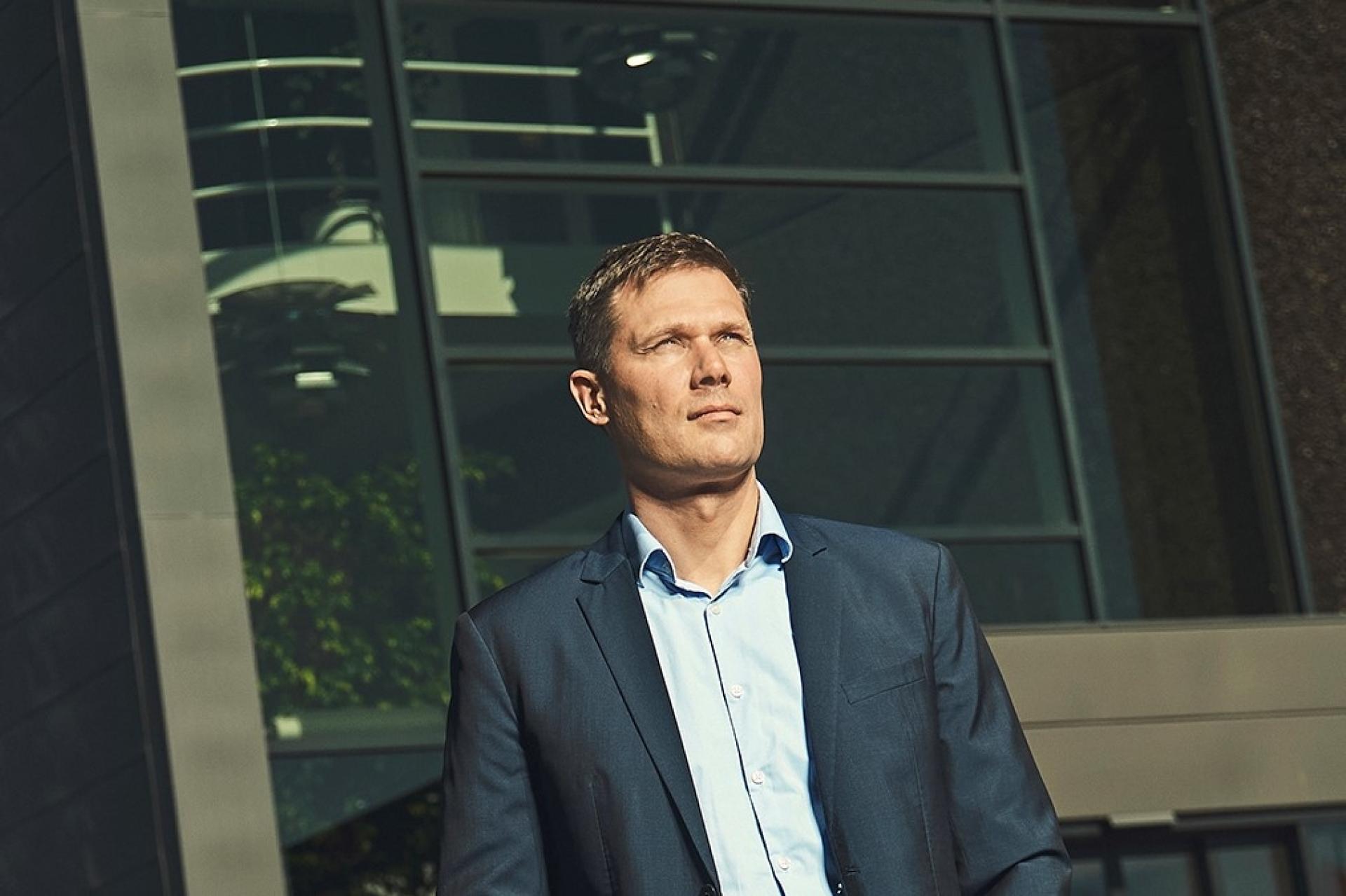 Adm. direktør for Tekniq Arbejdsgiverne, Troels Blicher Danielsen, glæder mig over, at de grønne CO2-afgifter følges af generelle skattelettelser til erhvervslivet, men han ser også udfordringer.