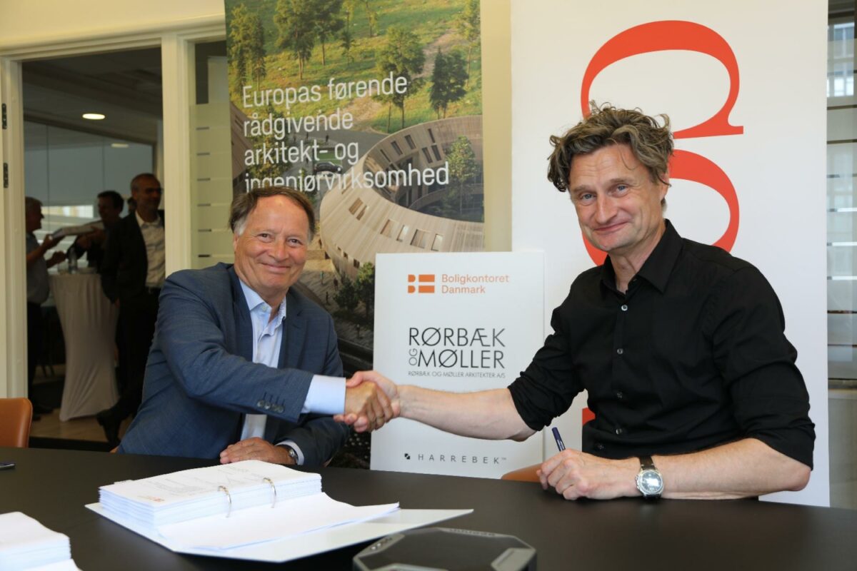 Adm. direktør fra Boligkontoret Danmark Michael Demsitz og adm. direktør Nicolai Overgaard fra Rørbæk og Møller Arkitekter trykker hånd efter underskrift af den ene af delaftalerne for det vestlige Danmark. Foto: Rikke Bremsøe Kristjansen, Boligkontoret Danmark.
