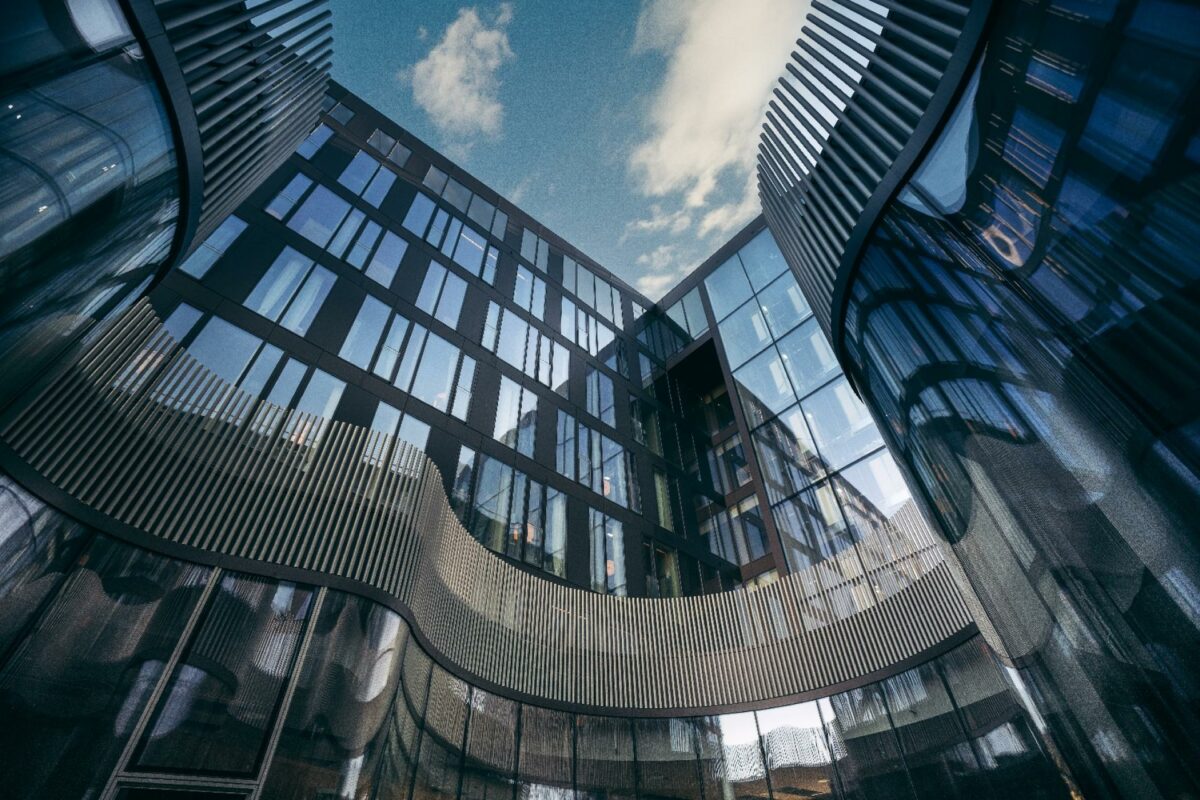 Tæt på 42.300 m2, 7 etager, 632 værelser, to restauranter, en roof top bar, spa- og pool-område, konference- og eventcenter, lobbybar, 179 parkeringspladser, lager og teknikrum. Hotel Scandic Spectrum er noget særligt - og kædens største nogensinde.