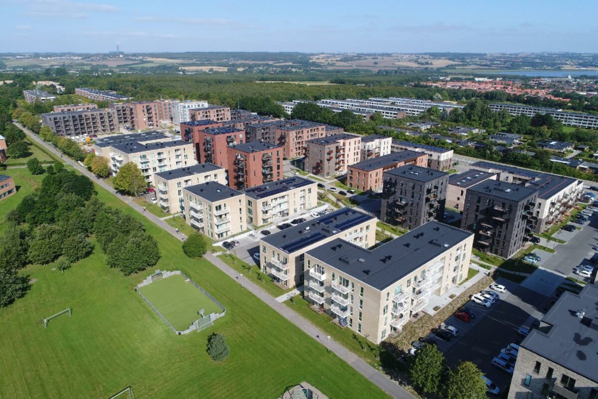 De sidste to karréer med 280 studieboliger er afleveret i Skejbyen - en bydel, der er indrettet på at skabe og vedligeholde beboerkontakt og fællesskaber blandt de hovedsageligt unge beboere. Fotos: A. Enggaard.