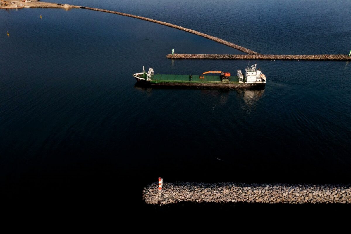 MV Aasvik gled roligt ind i arbejdshavnen mandag aften og vil snart blive efterfulgt af hundredvis af andre skibe.