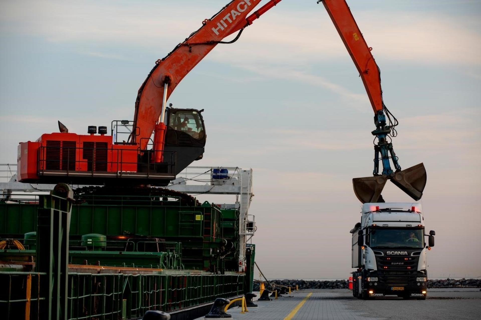 MV Aasvik og 7.000 tons granitskærver kom først. Fremadrettet vil der hver uge ankomme op mod 70.000 tons råmaterialer som sand, grus, cement og armeringsjern, når tunnelfabrikken er fuldt oppe i drift.