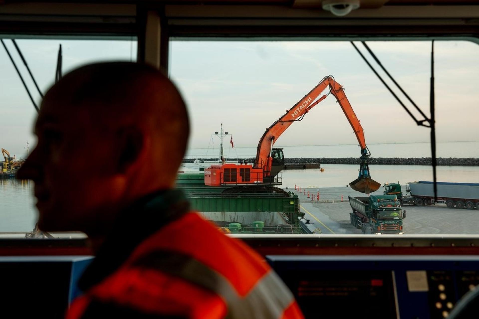 Ved at levere råmaterialer direkte til fabrikken ad søvejen skånes både miljøet og lokalområdet for tusindvis af tunge lastbiltransporter, mens tunnelen bygges.