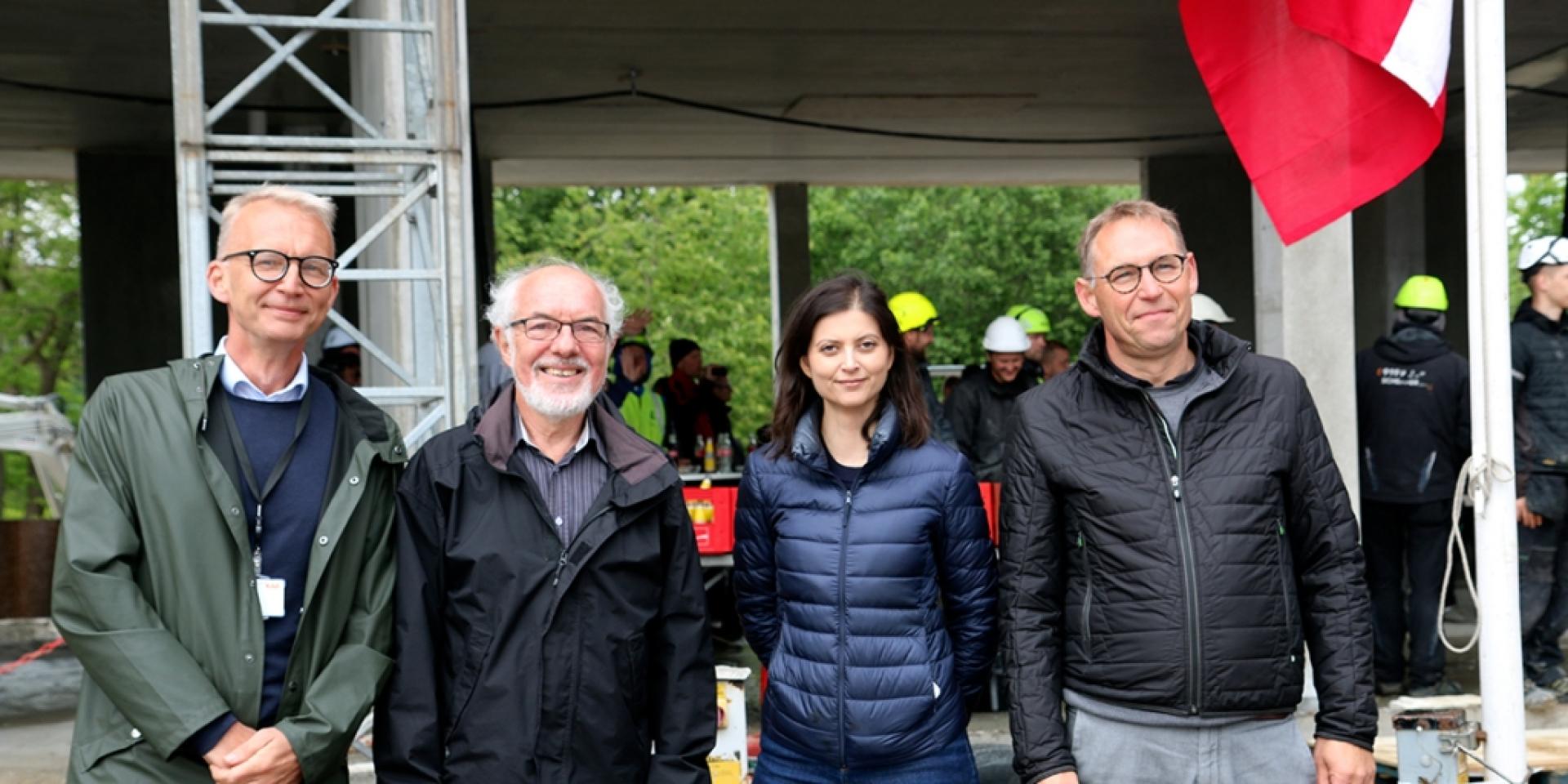 Rejsegildet blev markeret med taler fra (fra højre): Lars Bendix Christensen (Wissenberg), Sofia Osmani (borgmester), Kaj Eliasen (Lyngby Boligselskab) og Jens Elmelund (KAB).