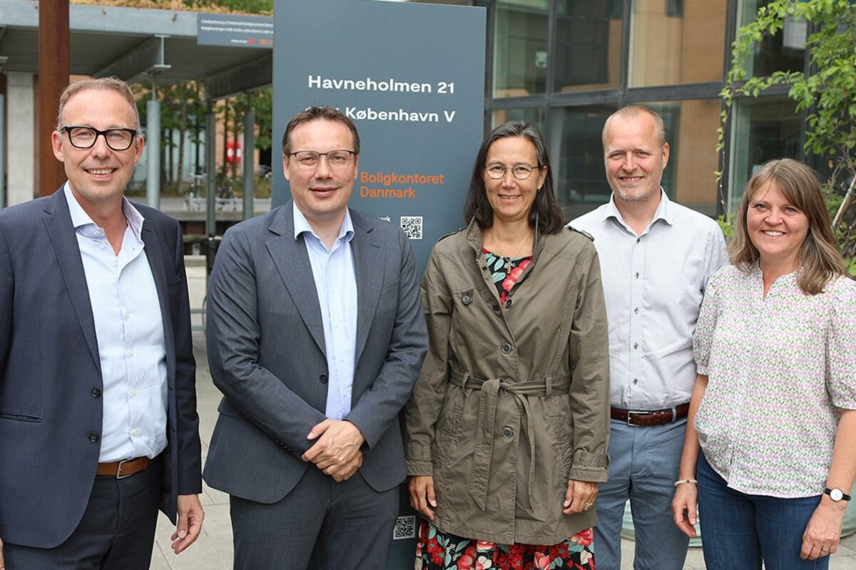 Fra venstre: Lars Lehmann, adm. direktør i Boligkontoret Danmark, Erik Jensen, Grønlands minister for boliger og infrastruktur, Ruth Lindhardt, departementschef, Michael Pedersen, økonomi- og forvaltningsdirektør i Boligkontoret Danmark, Katja Giebel, chef for boligsociale indsatser i Boligkontoret Danmark.