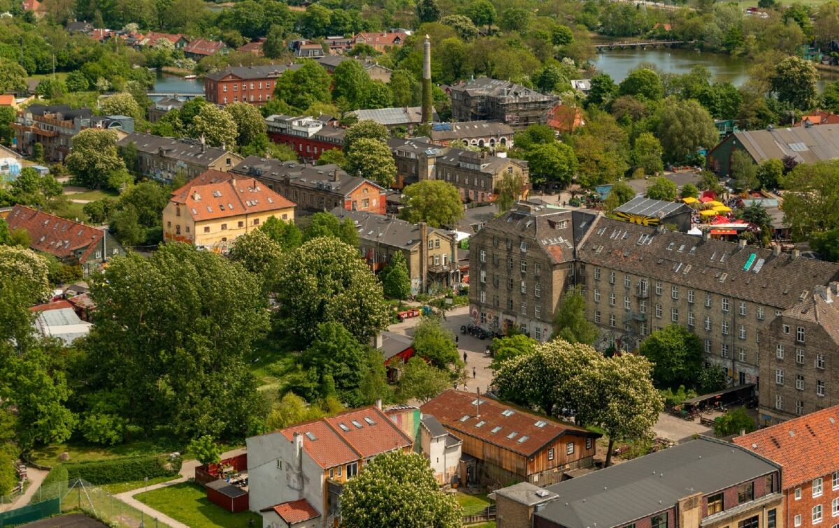 En politisk aftale fra november 2021 lægger op til at bygge 15.000 kvadratmeter almene boliger på Christiania, der dækker et område på ca. 34 ha på Christianshavn i København. Foto: Getty Images