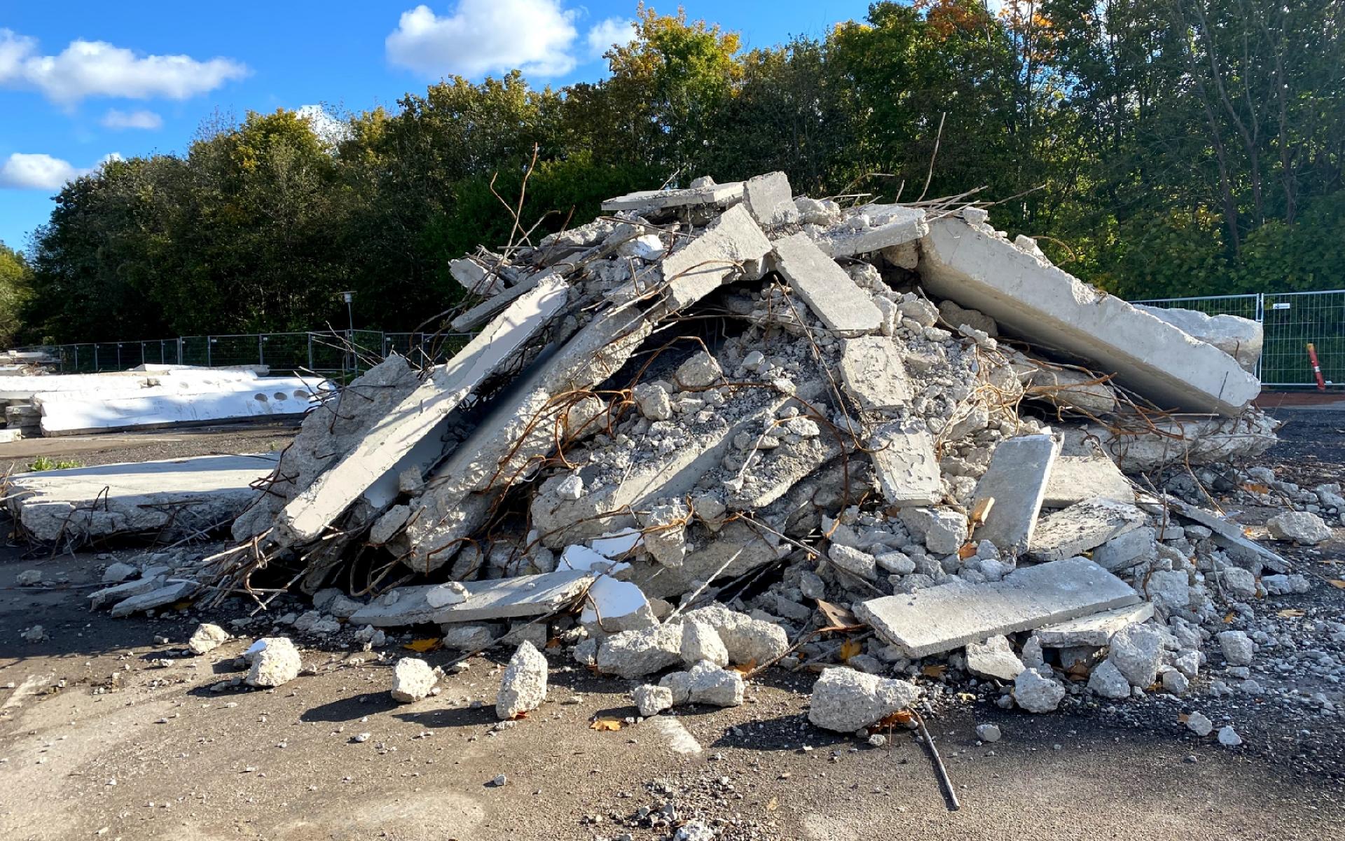 De store mængder beton, der kom ud af nedtagningen af bygningen, er siden blevet knust og sorteret efter kvalitet og størrelse, så det kan genanvendes på projektet.