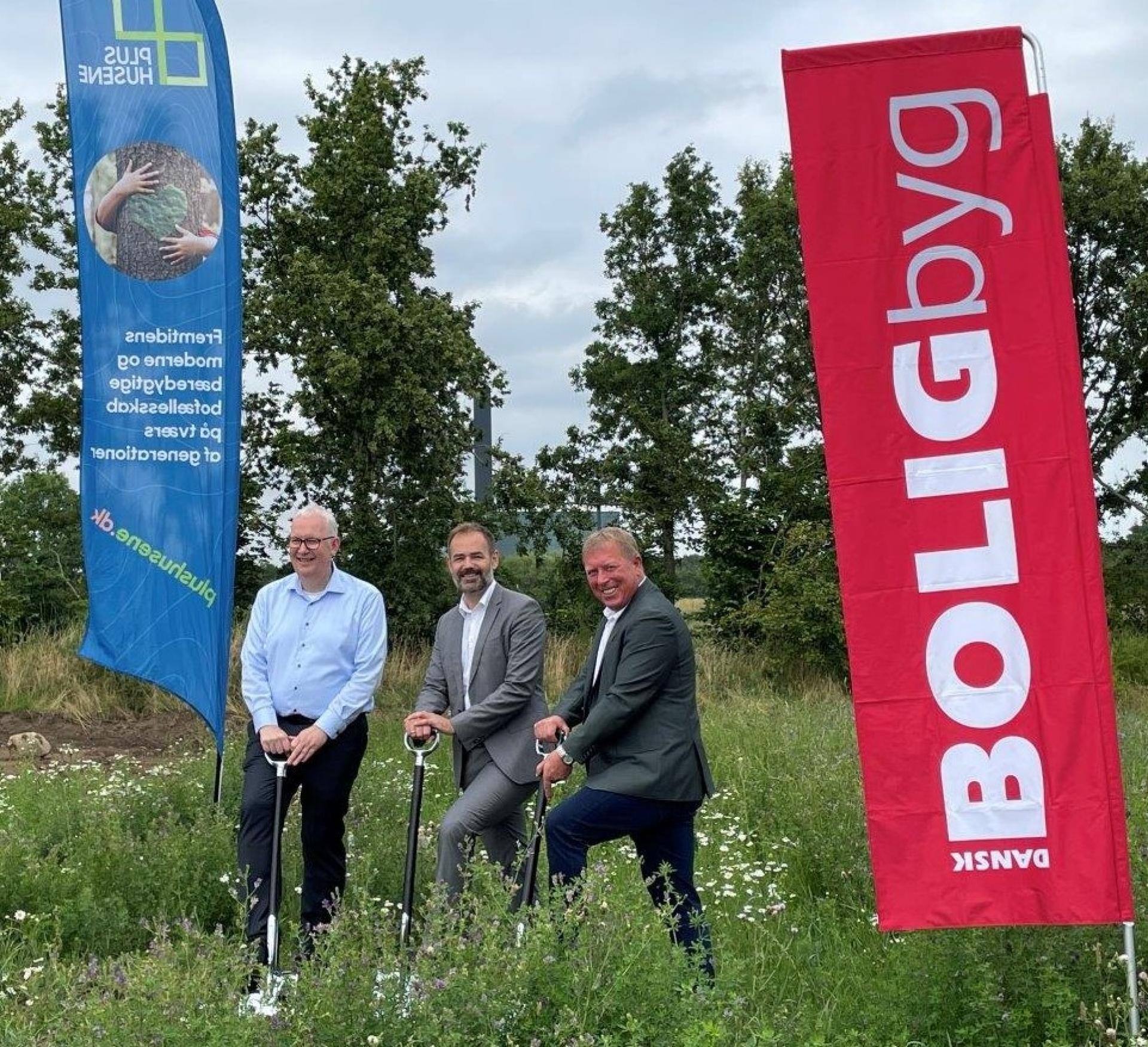 Adm. direktør i Plushusene, Martin Kring (tv.), borgmester i Aarhus Kommune, Jacob Bundsgaard, og Dansk Boligbygs adm. direktør Anton Nørgaard (th.) i samarbejde om det første spadestik til Plushusene Lisbjerg.