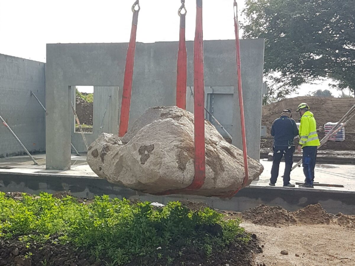 Magdalene Mariehjemmet bygges på en grund, hvor Rørstensgården indtil for nyligt lå. Men gården lever videre i det nye friplejehjem på flere måder: Blandt andet bliver en kampesten fra gårdens jord stjernen i friplejehjemmets nye sansehave.