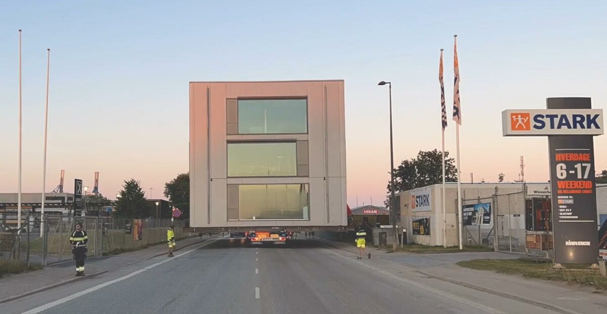 Stack II kører i de lyse morgentimer d. 29. juli forbi bl.a. Stark og XL-Byg på Kattegatvej. Nu er der kun små 500 meter tilbage af køreturen fra den oprindelige placering på Skudehavnsvej. Foto: Lars Maagaard