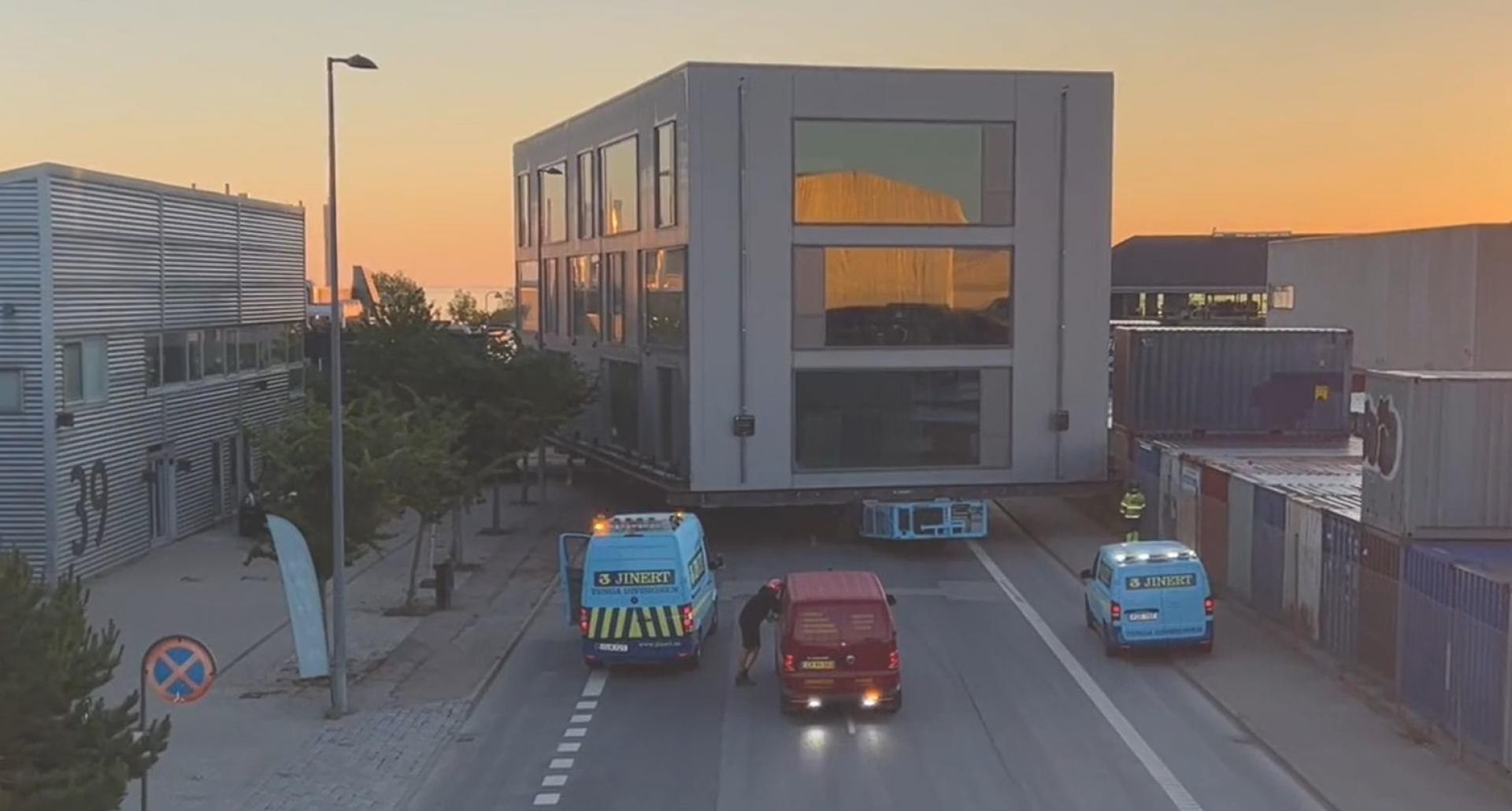 Der var ikke meget - men lige akkurat nok - plads til Stack II's tur rundt i svingene på den ca. 1,5 km lange trilletur, der indeholdt seks sving. Foto: Lars Maagaard