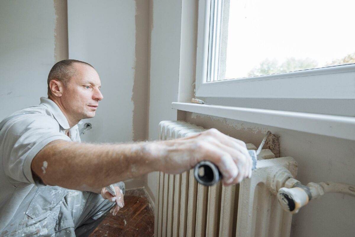 DI Byggeri Malersektionen mener ikke, at malermestrene skal hænge på undervisningspligten i fag som eksempelvis dansk, matematik og engelsk, som det er tilfældet med 'Ny Mesterlæreuddannelse'. Foto: Getty Images.