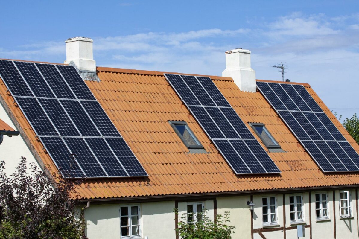 Oprindeligt kunne solcelleanlæg tjene sig hjem efter cirka tolv år, men med de skyhøje elpriser kan nogle solcelleanlæg tilbagebetales på blot seks år. Det har fået interessen til at stige. Foto: Getty Images