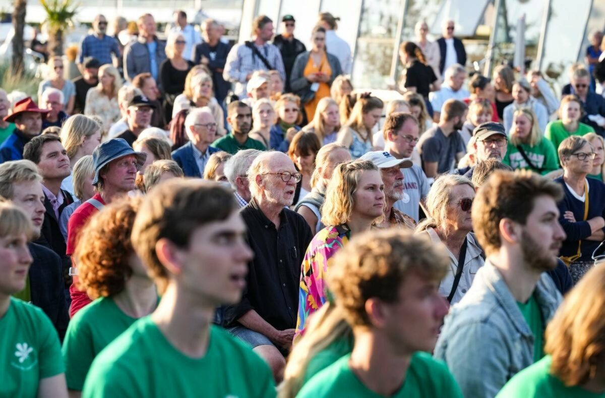 Der var godt med mennesker i området omkring KulturØpladsen i Middelfart på Klimafolkemødet i 2021. Forventningen er, at der kommer flere deltagere i år, hvor scenerne er flere og programmet er endnu større. Foto: Claus Fisker/Klimafolkemødet