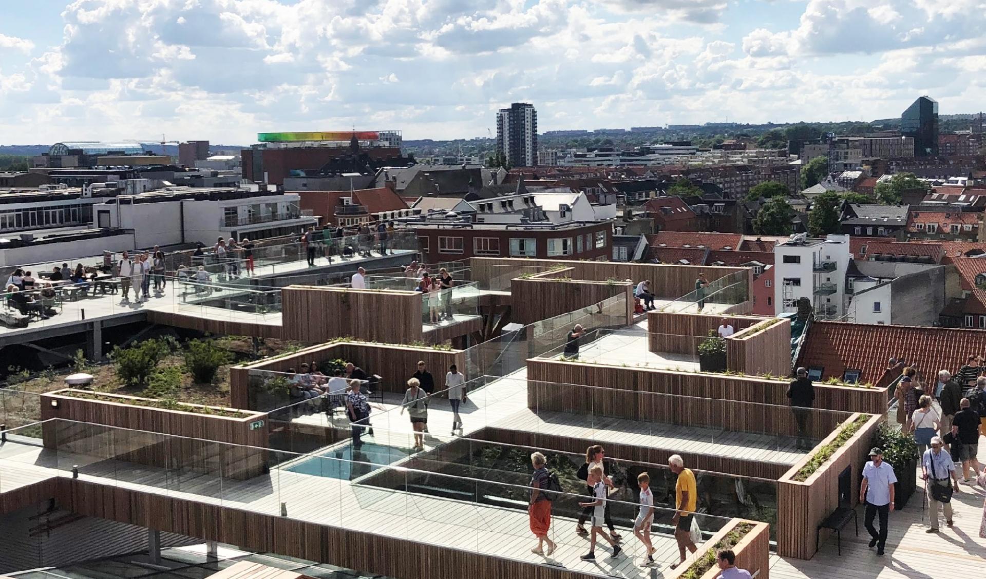 1.400 kvadratmeter ny taghave samt 2.000 kvadratmeter tagterrasse i syvende sals højde har tiltrukket turister i store mængder. Ca. en million om året siden august 2017, hvor naboen Salling Rooftop åbnede.