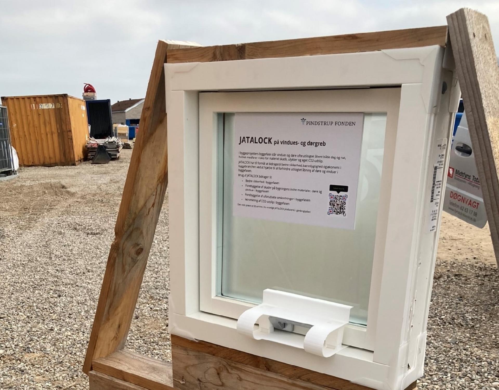 Den patenterede sikringsanordning Jatalock er med som pilotprojekt på det cirkelformede byggeri i Strib. Produktet holder døre og vinduer lukkede på byggepladsen indtil aflevering.