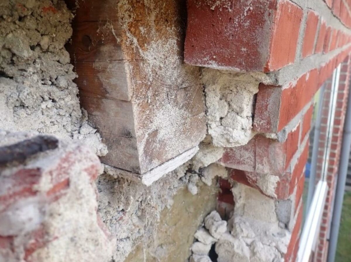 Revnerne skyldes en kombination af tærede spær og murbindere, som skaber et tryk på ydermuren ved temperatur- og fugtændringer i vejret.