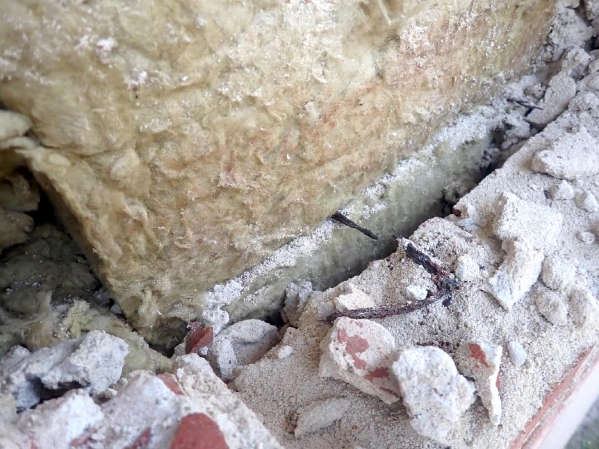 Gennemtæret murbinder. Murværket skal nu undersøges nærmere, så der hurtigst muligt kan igangsættes en forbedring af forholdene.