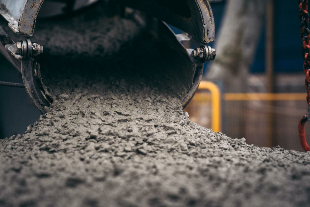 Det ligner en traditionel betonblanding, opfører sig som klassisk beton, har samme styrke som almindelig beton og består endda også af de samme ingredienser. Alligevel er den skræddersyede betonopskrift ikke helt som noget andet.