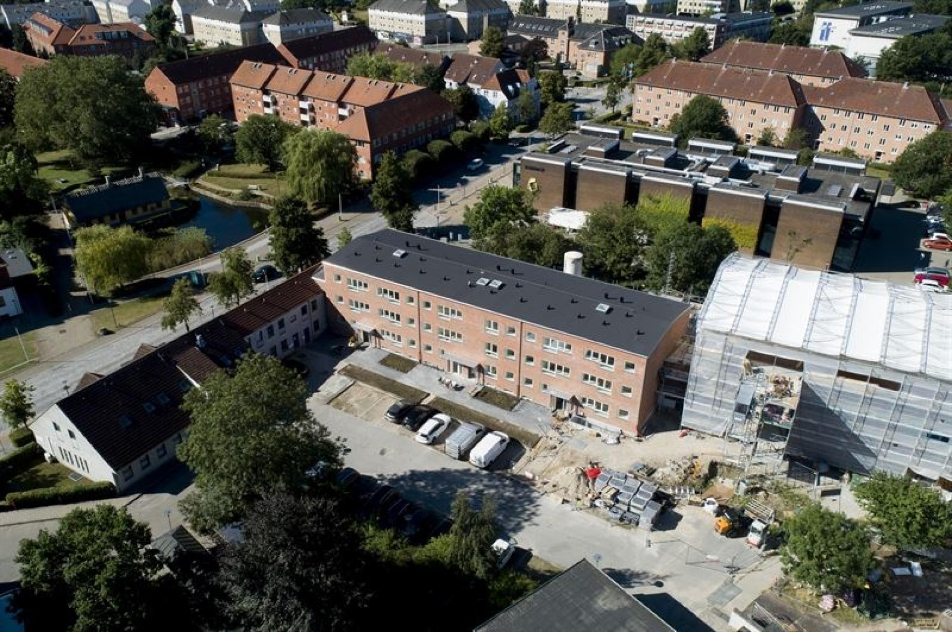 Første blok i fase 2 er færdig i boligafdelingen Højbjerg Vænge, der er en parkbebyggelse med grønne fællesområder og legepladser. Foto: Jonathan Grevsen