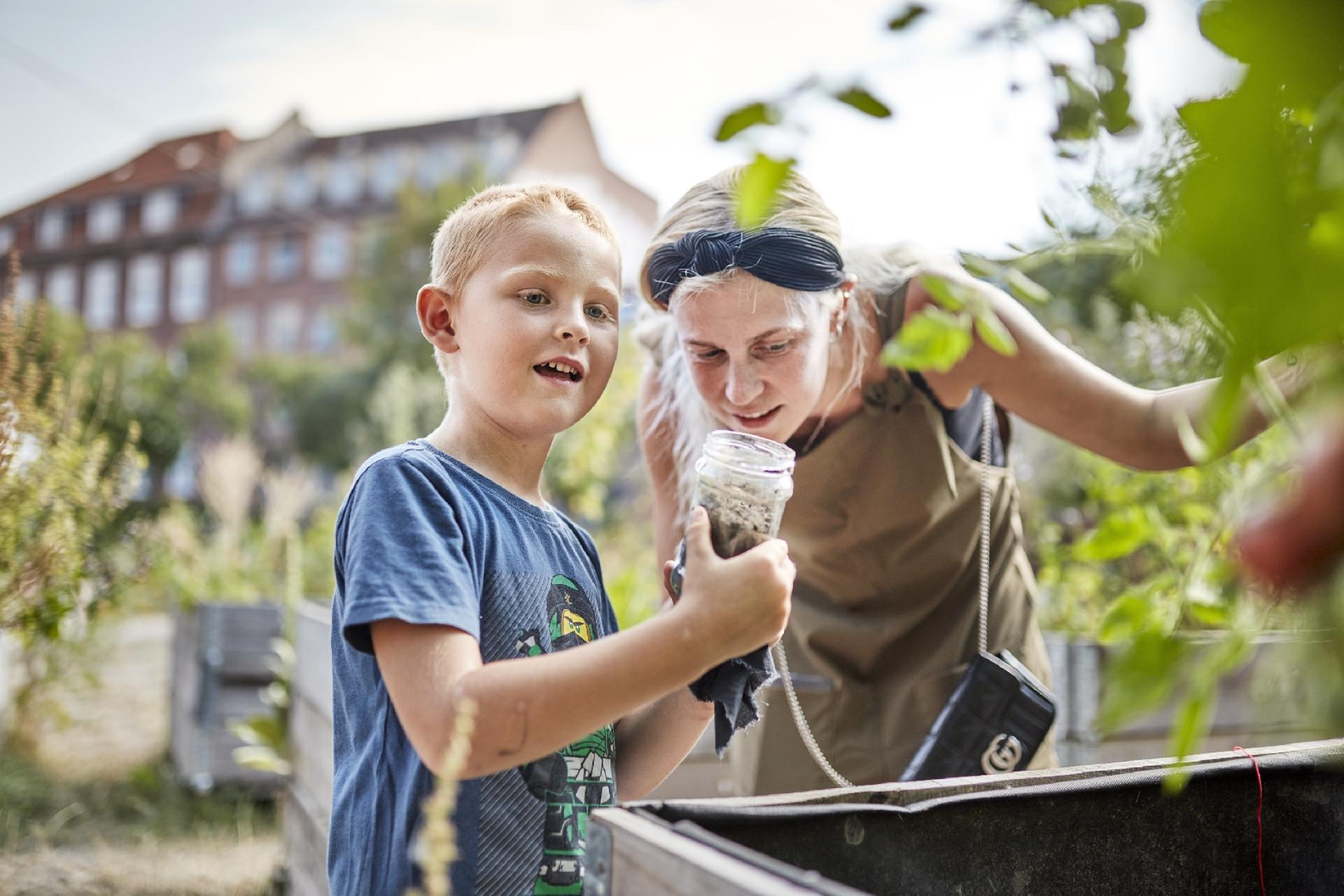 Med puljen støtter fonden projekter, som aktiverer og etablerer aktivitetsoaser og samlingssteder i byerne. Det kan for eksempel være byhaver, vandlegepladser og lommeparker; mellem boligblokkene, i parken eller ved gadekæret.